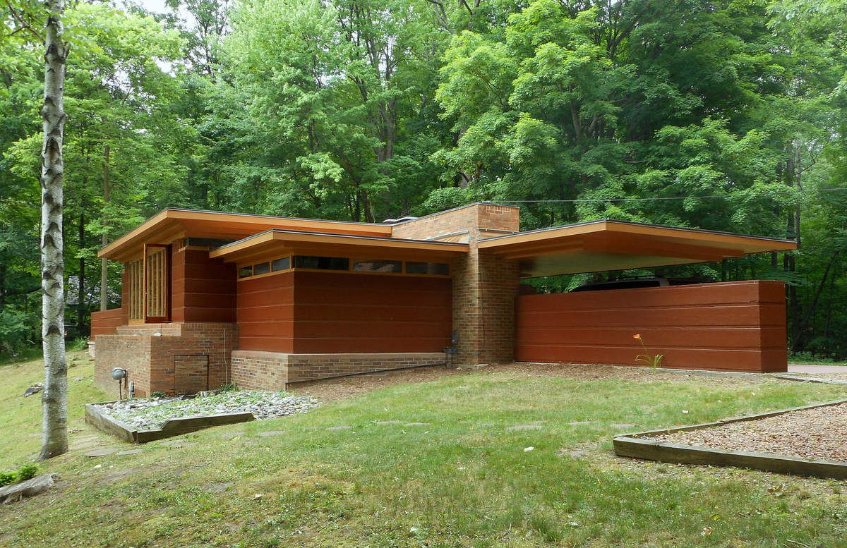 Frank Lloyd Wright’s Goetsch-Winckler House lists for $479k