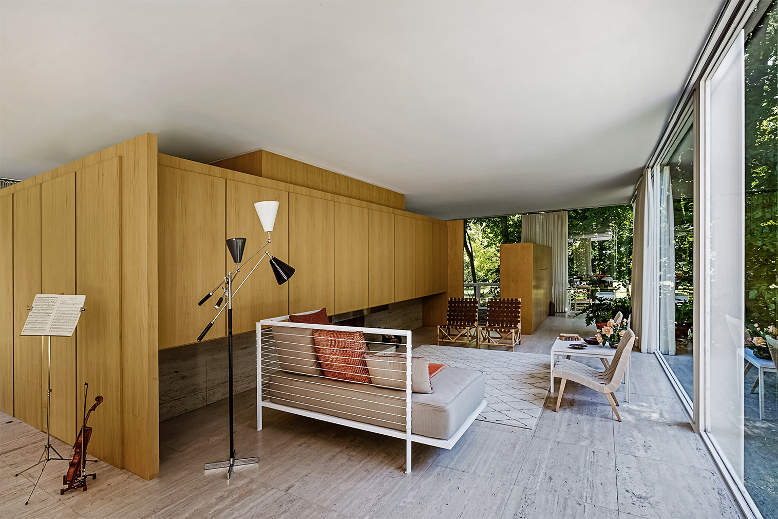 Mies’s iconic Farnsworth House goes back to its original interiors for new show