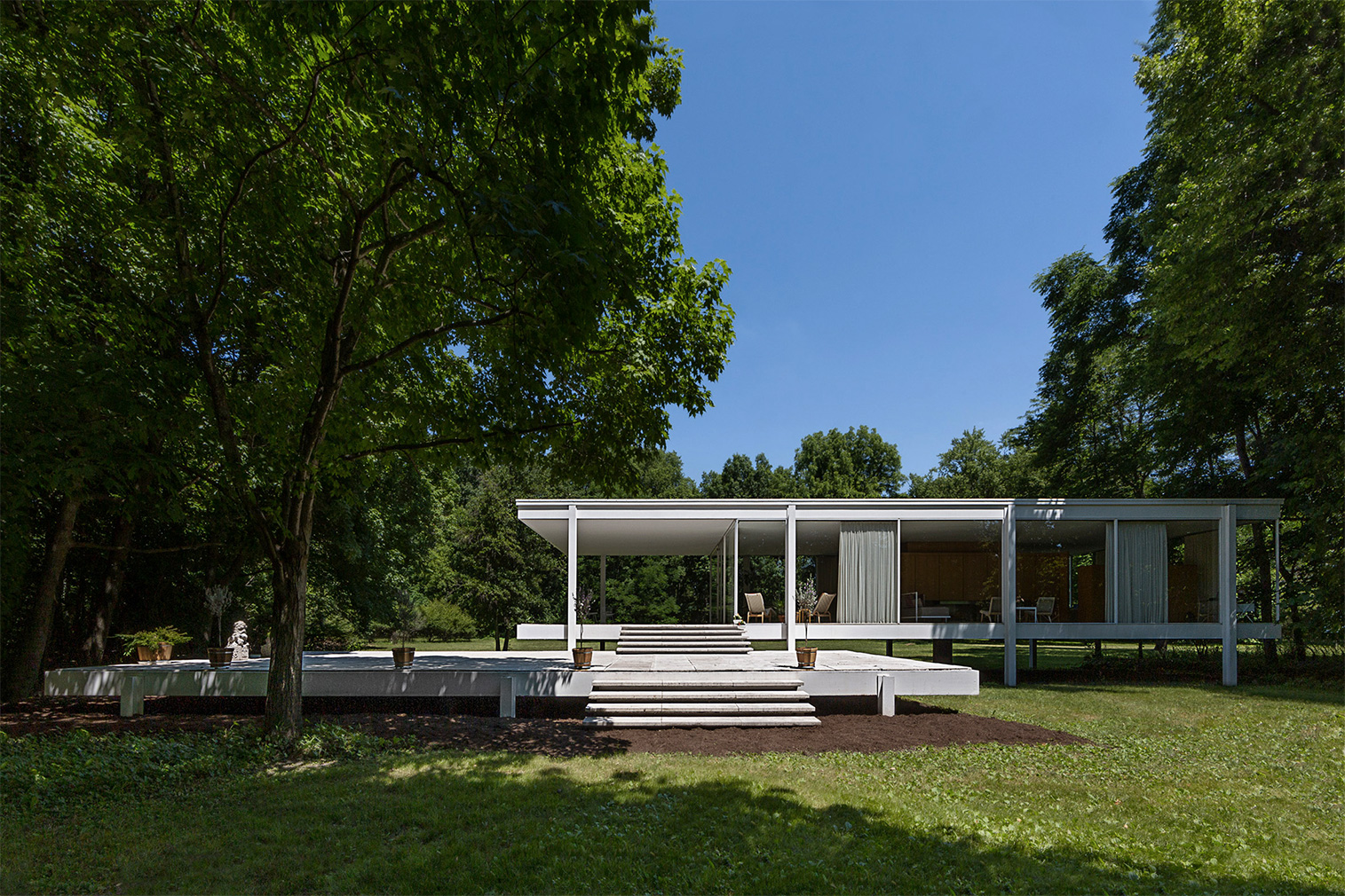Mies’s iconic Farnsworth House goes back to its original interiors for new show