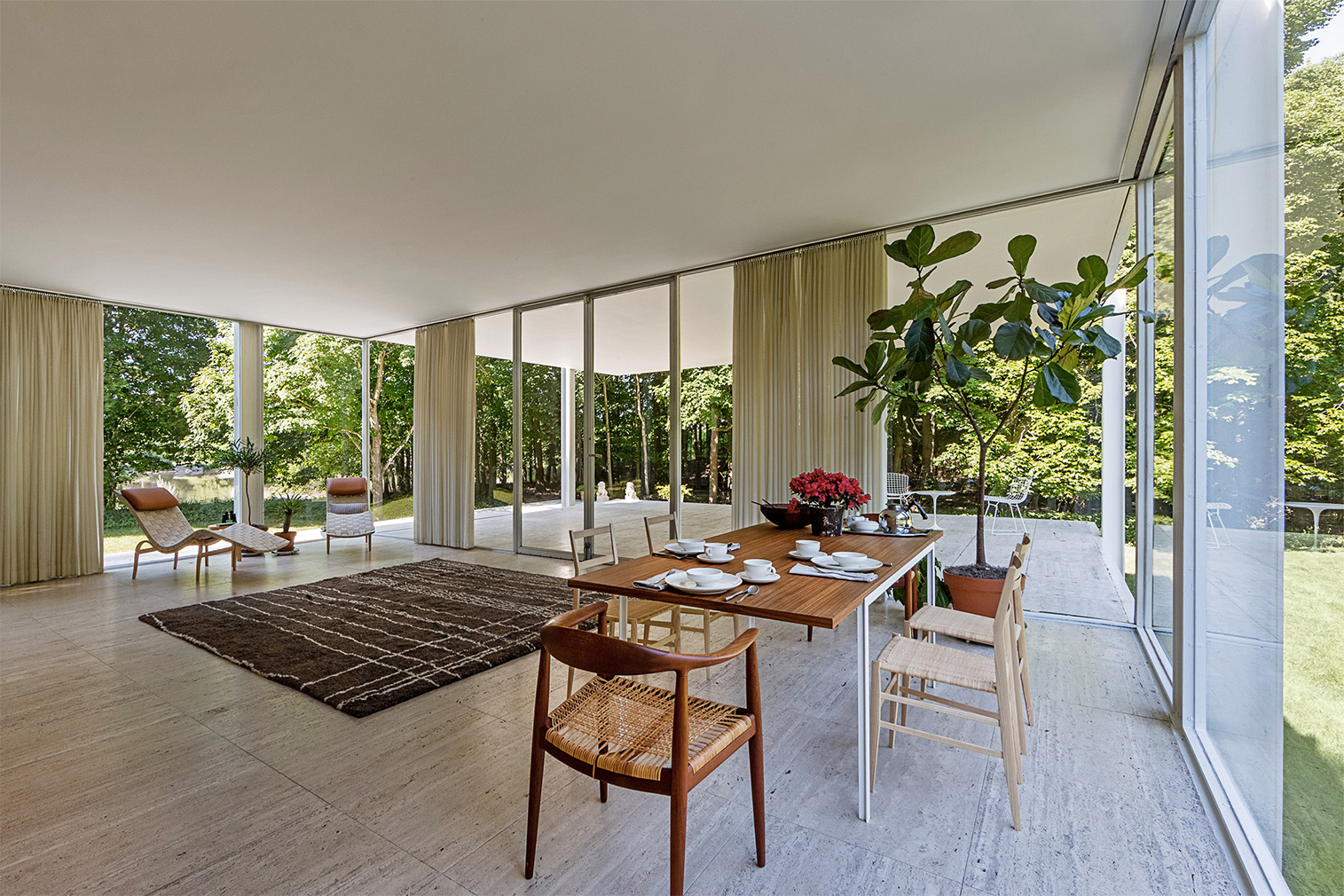 Mies’s iconic Farnsworth House goes back to its original interiors for new show