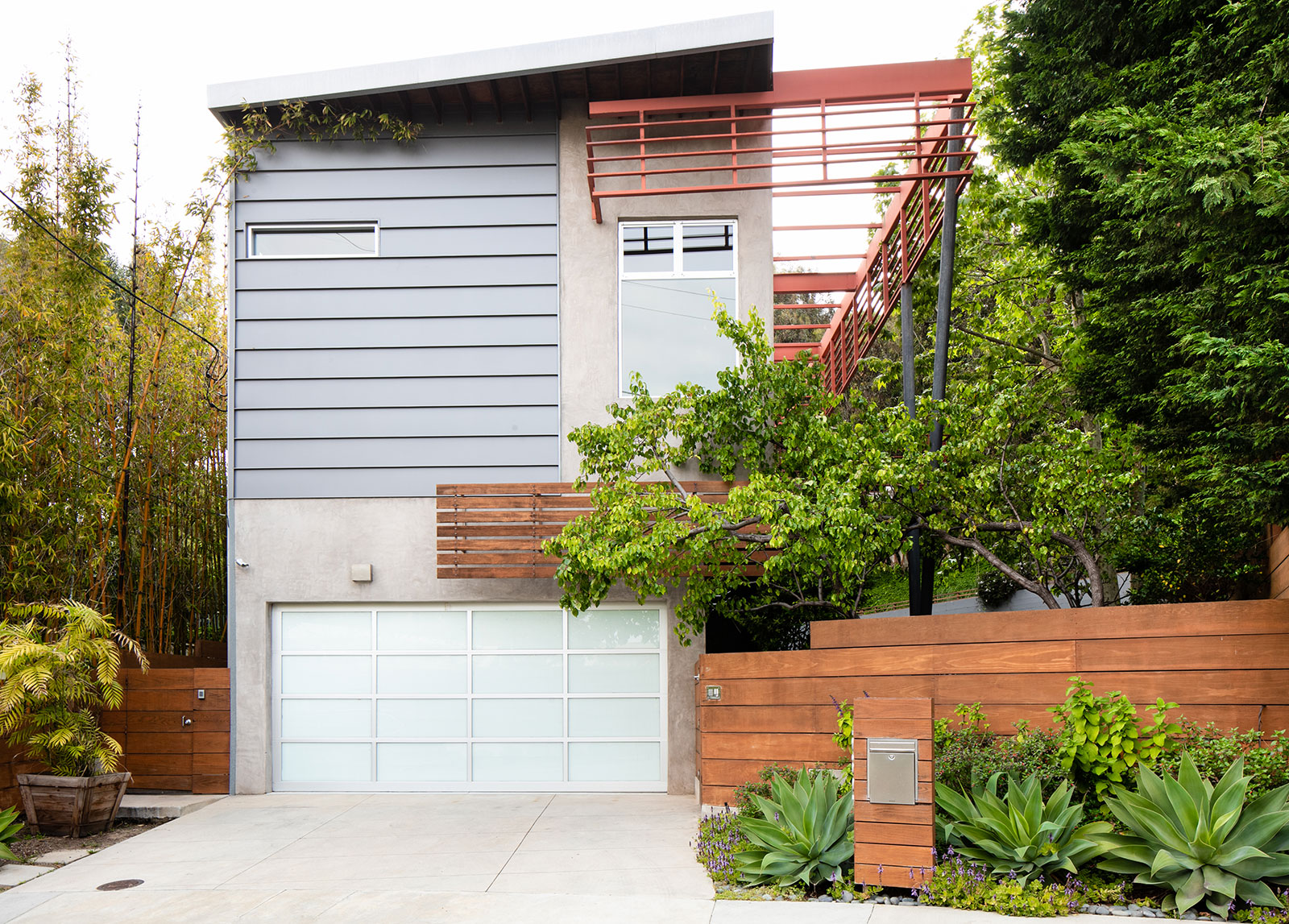 Free-flowing Santa Monica home unfurls around a zig-zag staircase