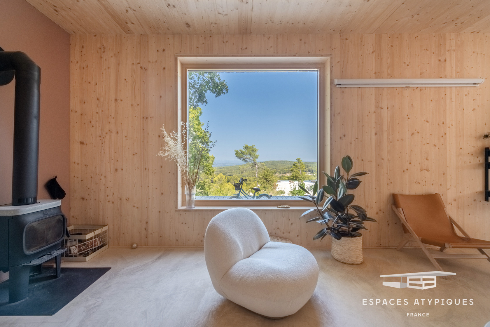A Shou Sugi Ban country cabin asks for €1.2m in France's Aix-en-Provence