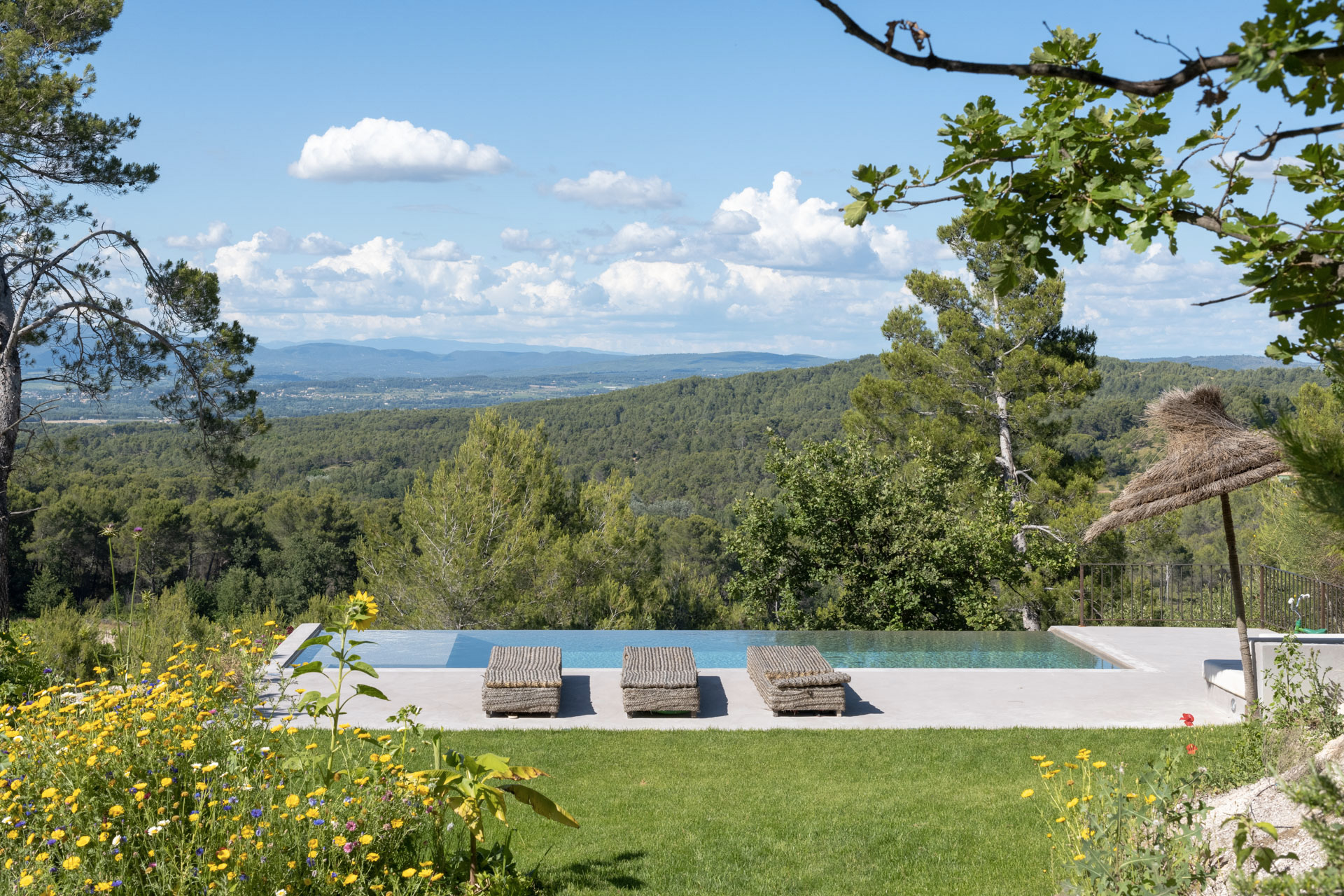 A Shou Sugi Ban country cabin asks for €1.2m in France's Aix-en-Provence