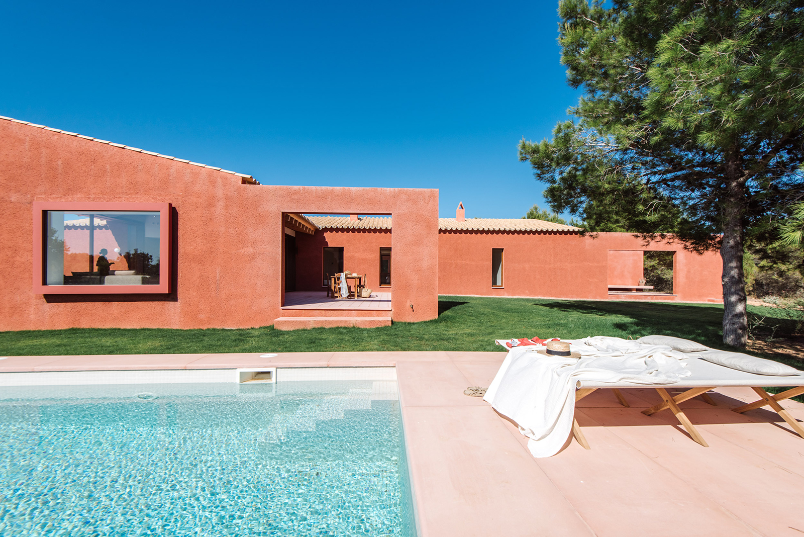 The pink house is for sale via Fantastic Frank for €24m, and while there’s still room for its new owner to leave their mark in the basement and via customisations, the Mallorca property is largely complete. 